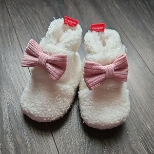 White Fleece Baby Booties with Pink Bows 6-12M